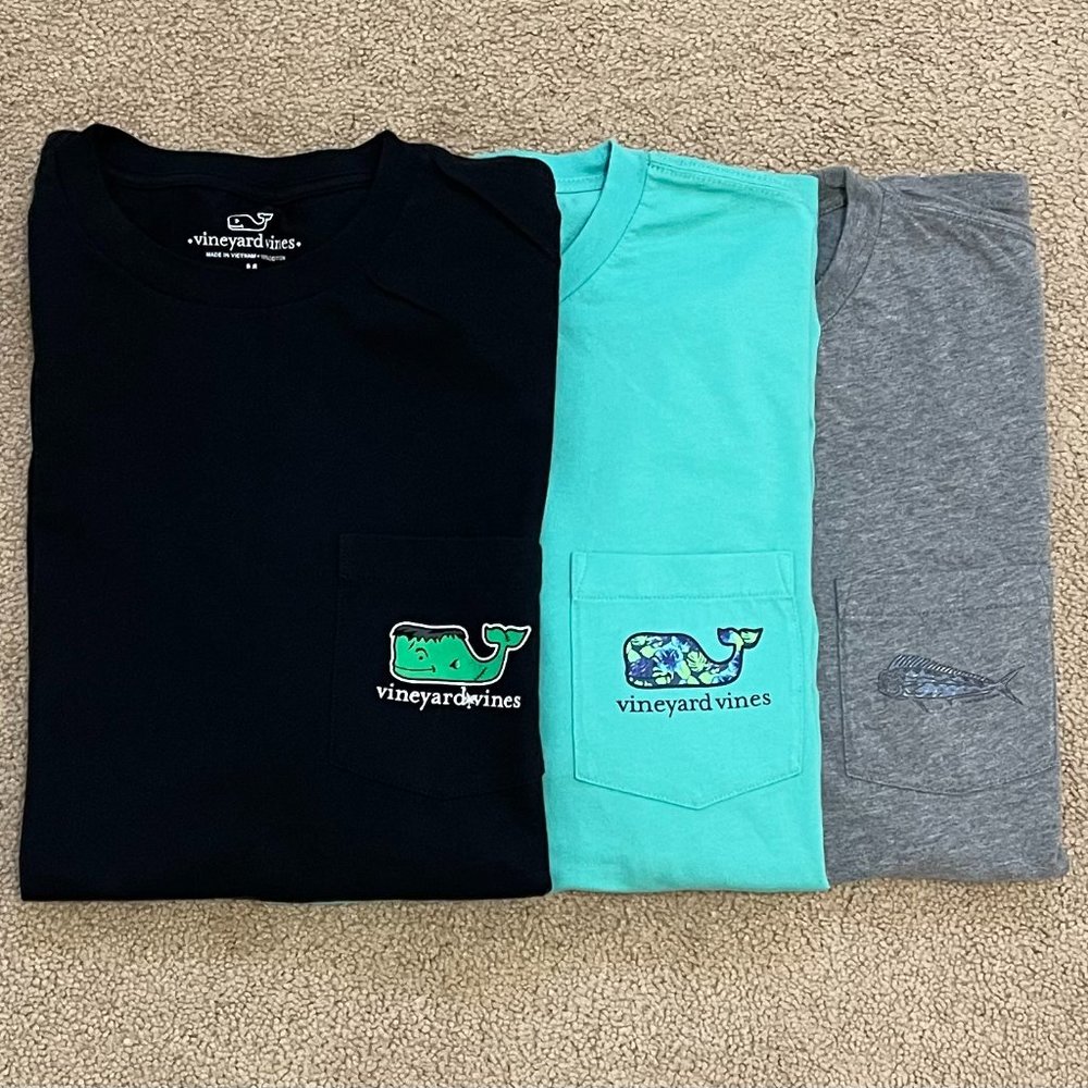 A SET OF 3 PRELOVED VINEYARD VINES MEN'S POCKET TEES